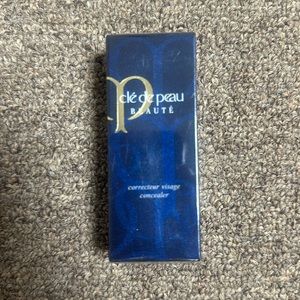 CLE DE PEAU concealer